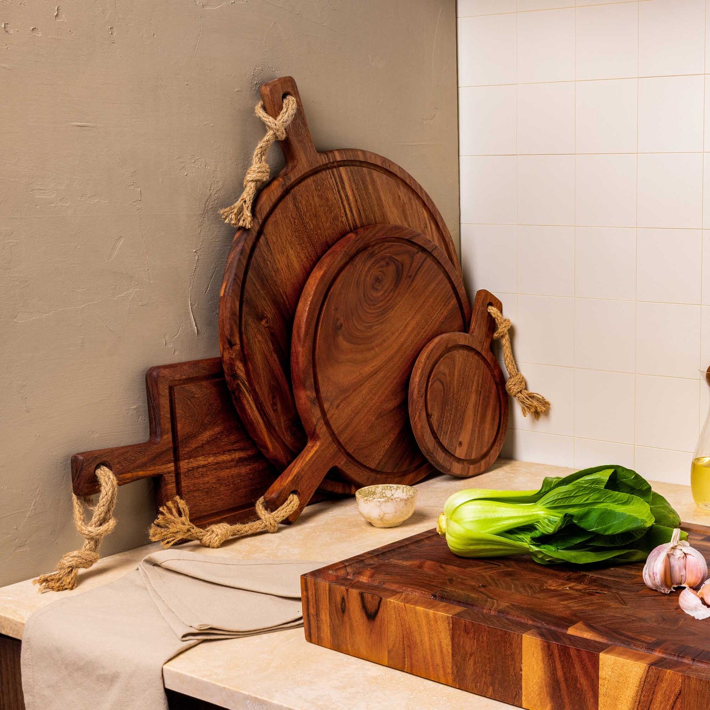 Ronde acacia serveerplank | Ø 30 cm met sapgoot