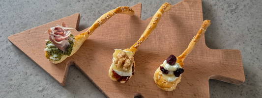 Bladerdeeglepels kerst high tea of borrelplank hapjes