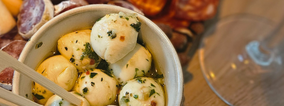 Gemarineerde Mozzarella Balletjes: Het Ultieme Borrelhapje met Verse Kruiden