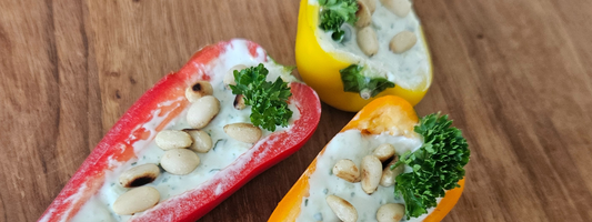 Veganistische gevulde mini paprika's