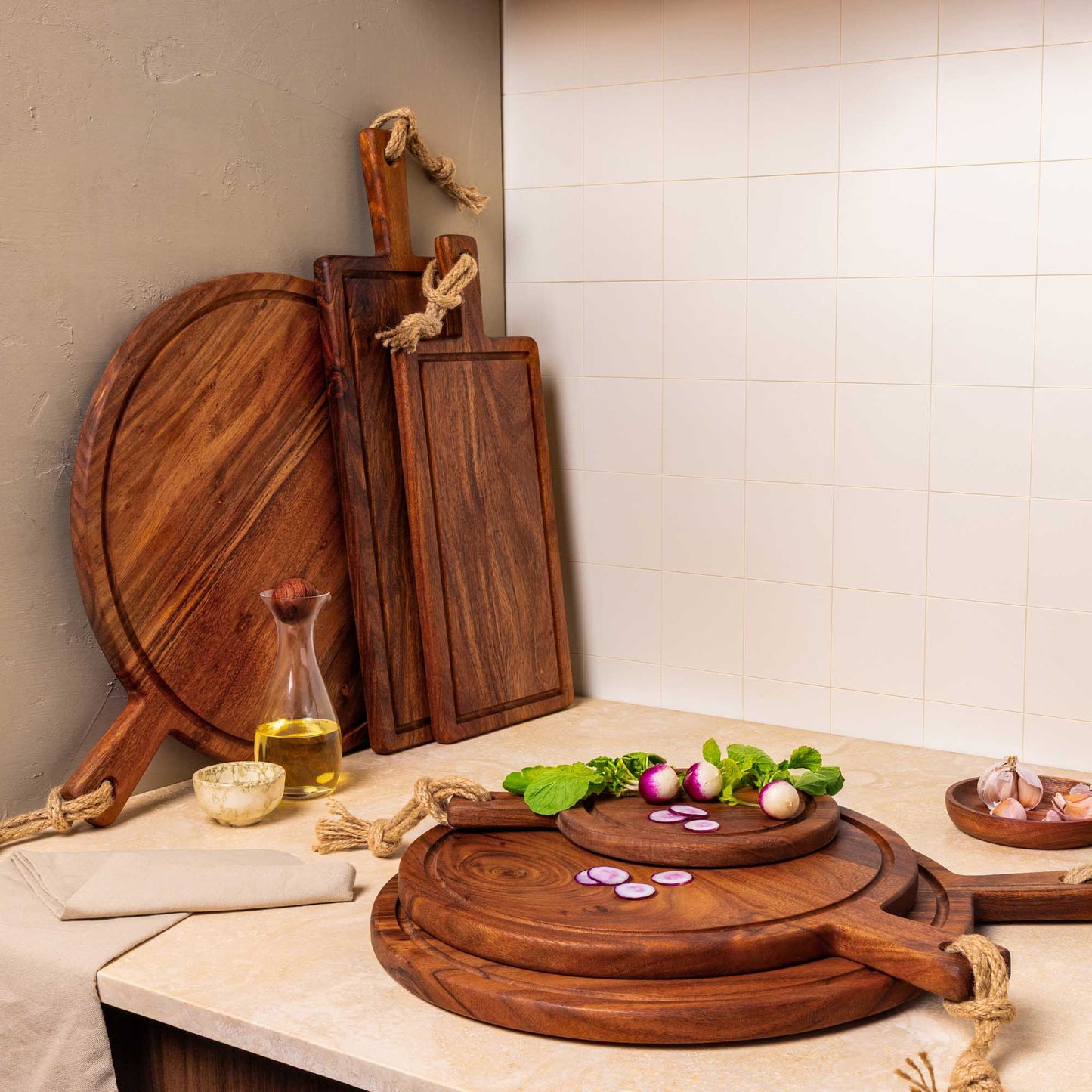 Ronde acacia serveerplank | Ø 30 cm met sapgoot